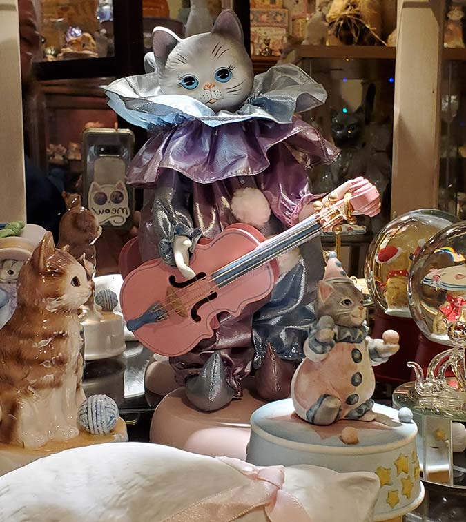 Cat figurine museum in Menomonee Falls nearly doubles to 7,000 pieces on  display